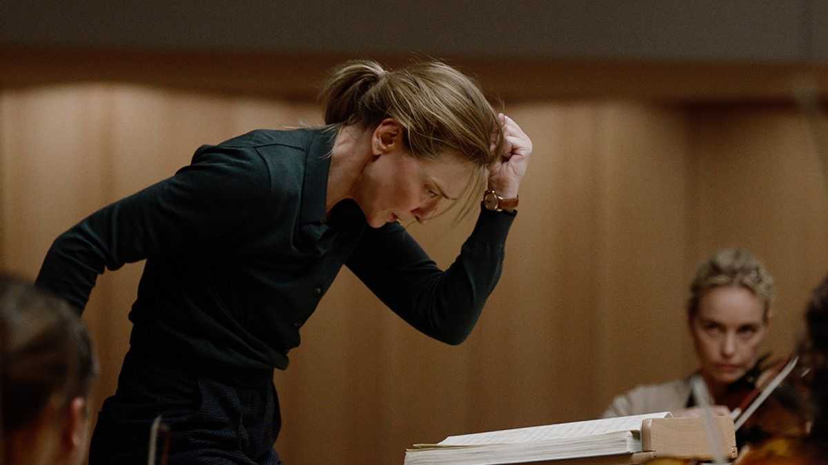 Cate Blanchett en Tar, componiendo una canción