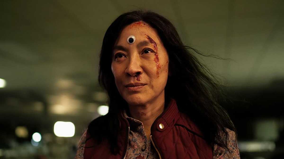 Michelle Yeoh como Evelyn en Todo, en todas partes, todo a la vez