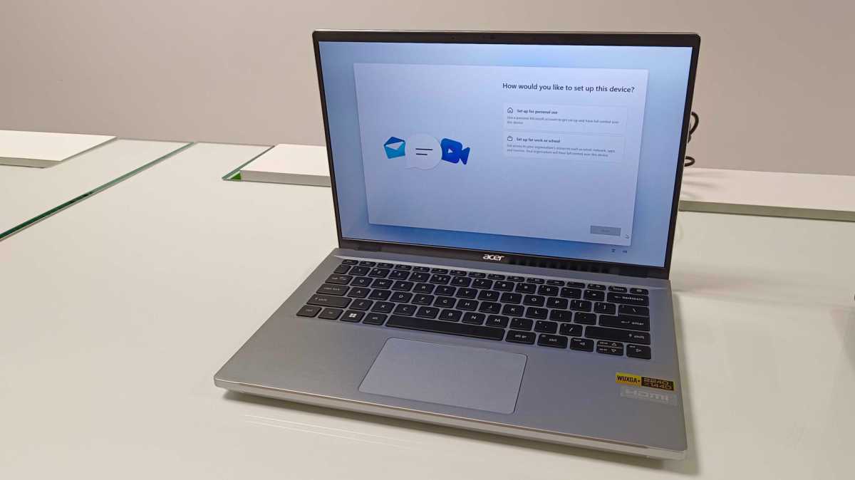 Imagen de una computadora portátil Acer en un escritorio