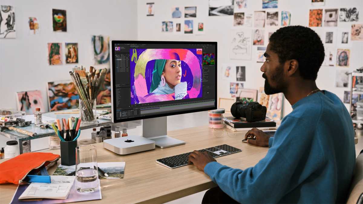 Apple Mac Mini 2023 con teclado, mouse y monitor en el escritorio