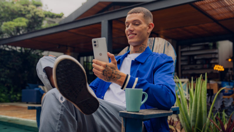 Alguien sosteniendo el Motorola Moto G73