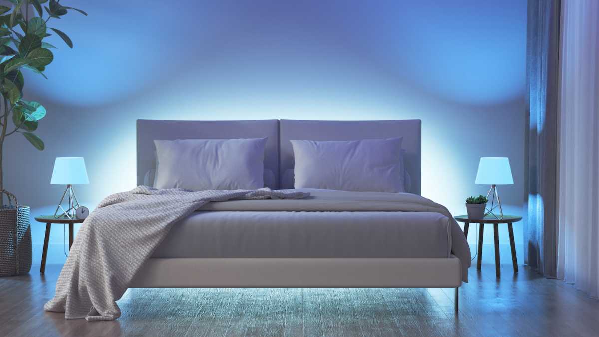 Un dormitorio iluminado por bombillas que cambian de color