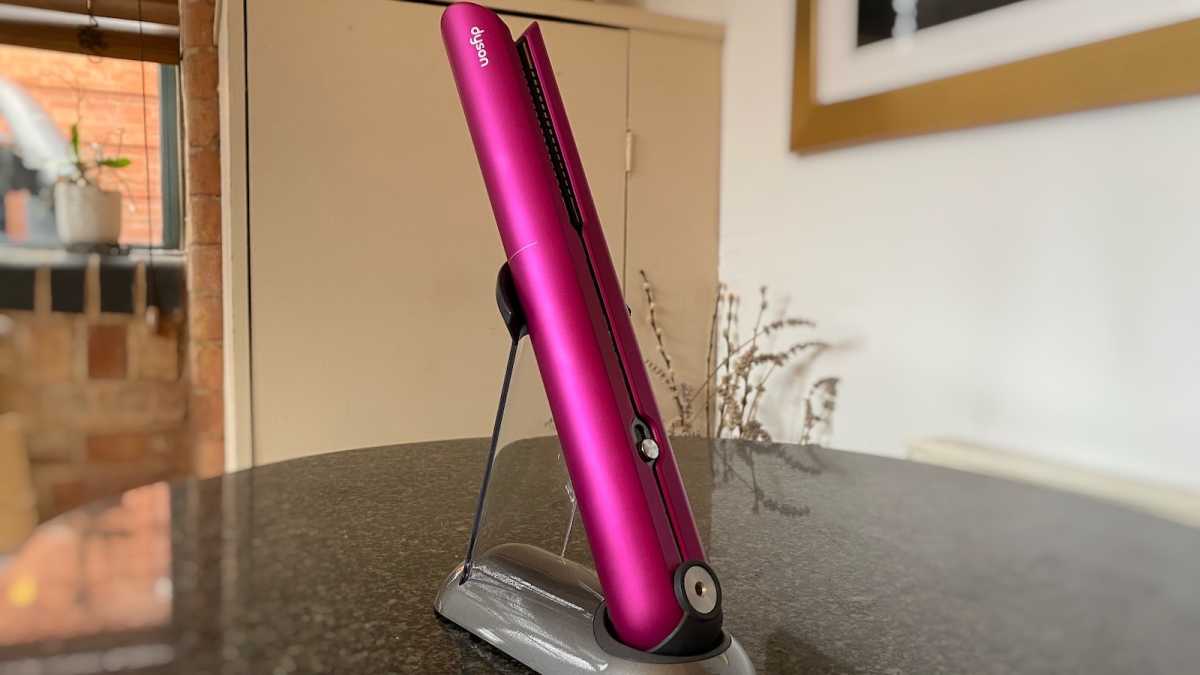 Dyson Corrale en su base de carga