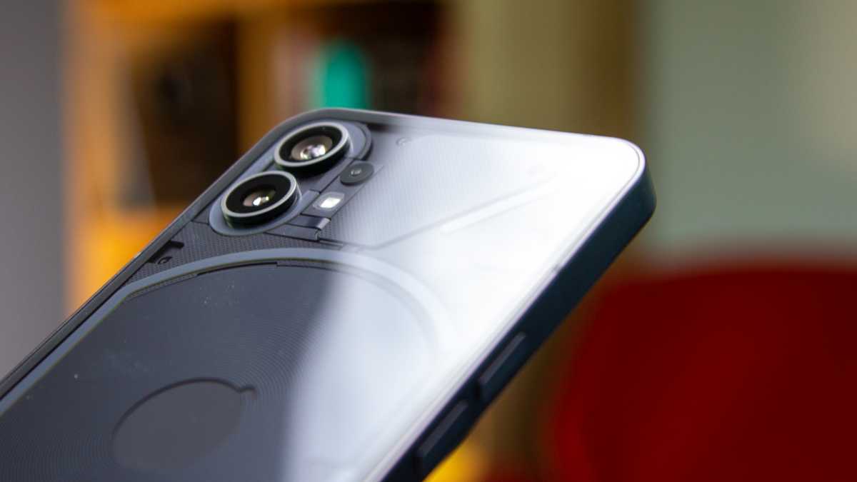 Nothing Phone (1) con reflejo trasero