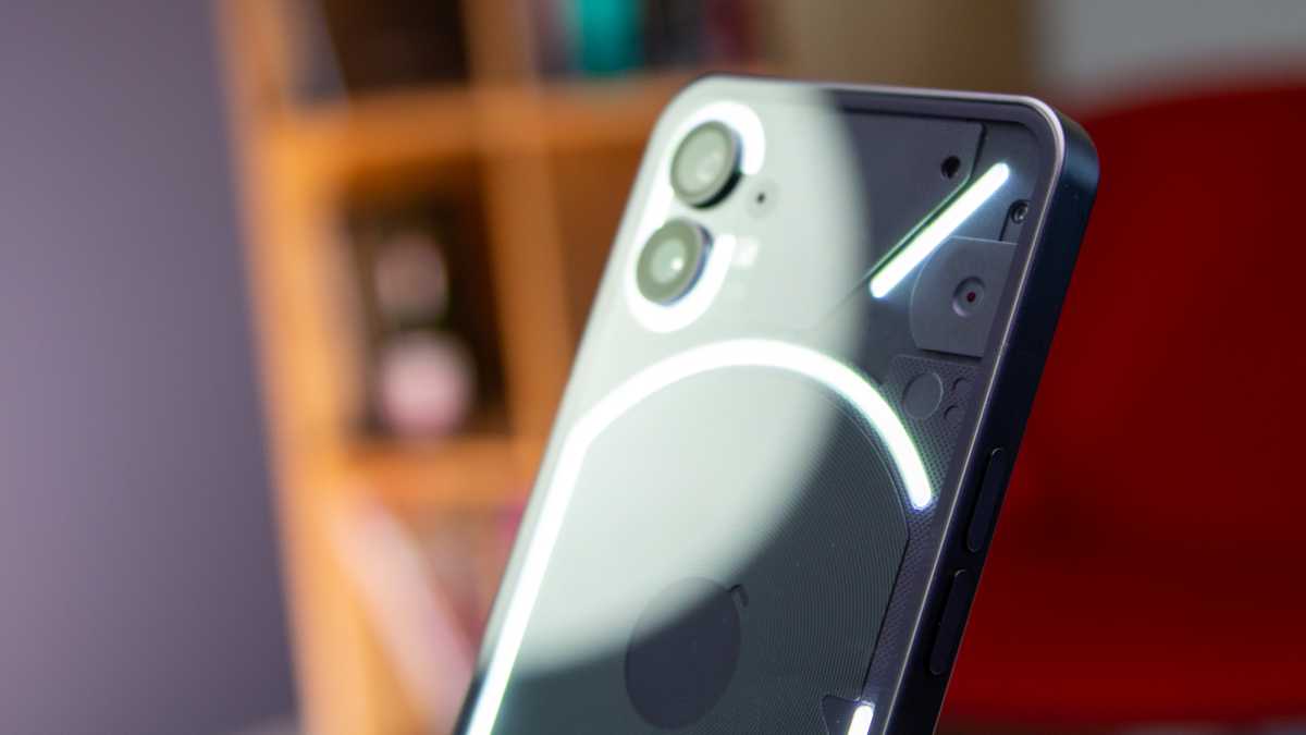Nothing Phone (1) con Glyph Lights y reflejo