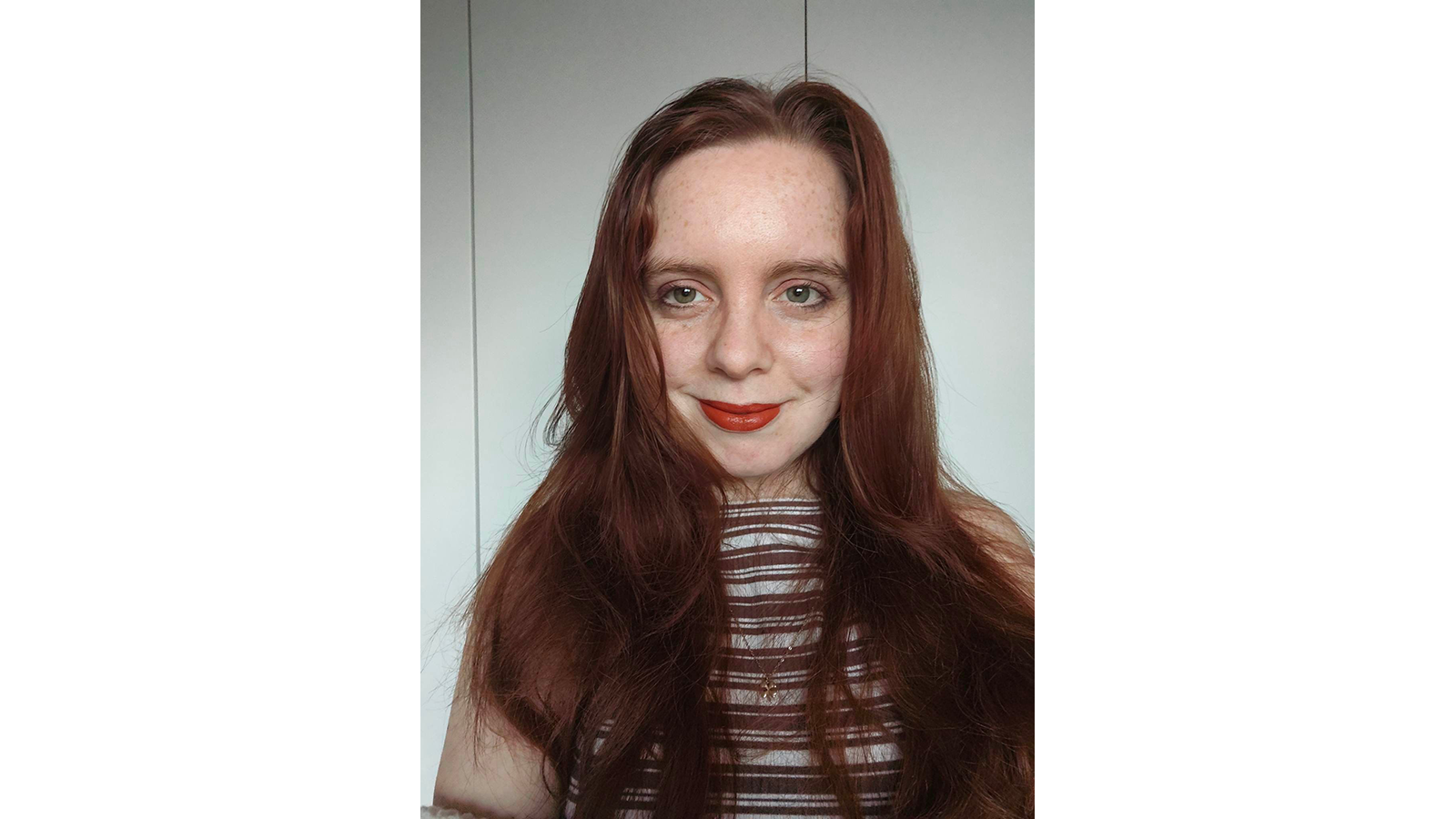 Selfie con cabello sin alisar para prueba de revisión