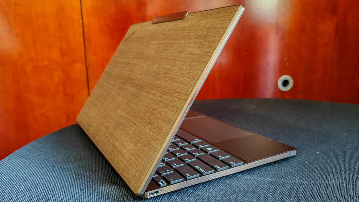 Lenovo ThinkBook Z13 Gen 2 Flax Fiber abierto desde el lateral