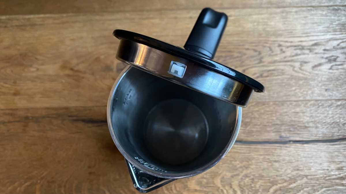 Swan Alexa Smart Kettle con tapa abierta, que muestra el interior de acero inoxidable