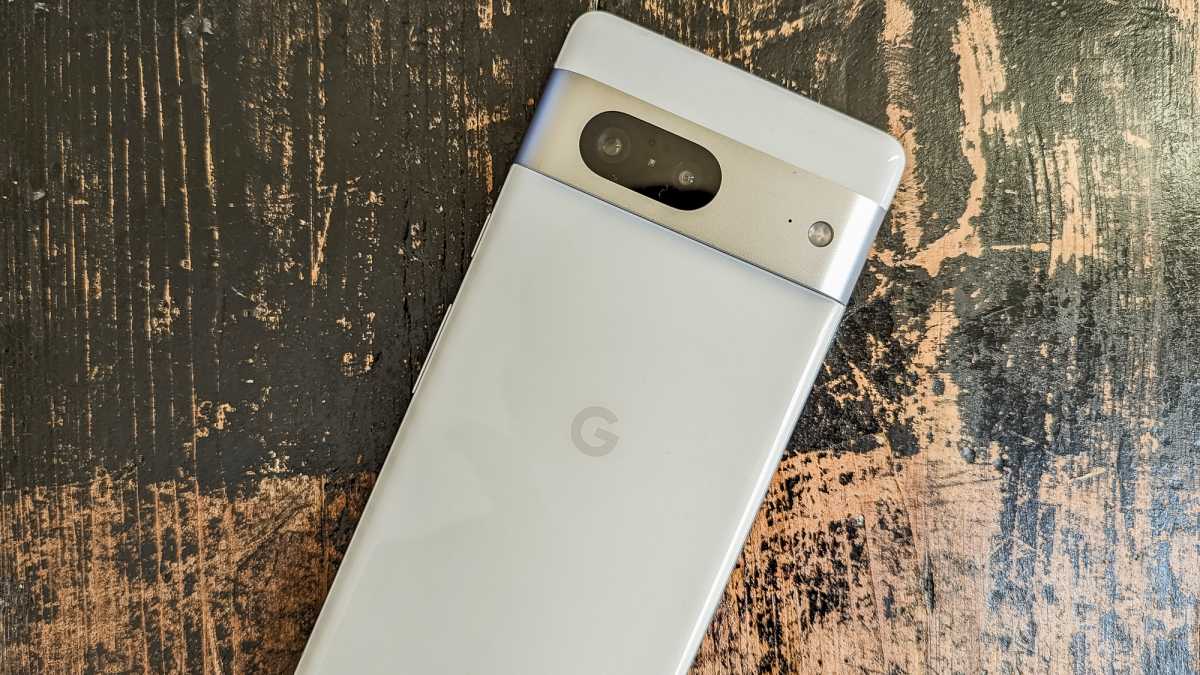 Google Pixel 7 en el suelo