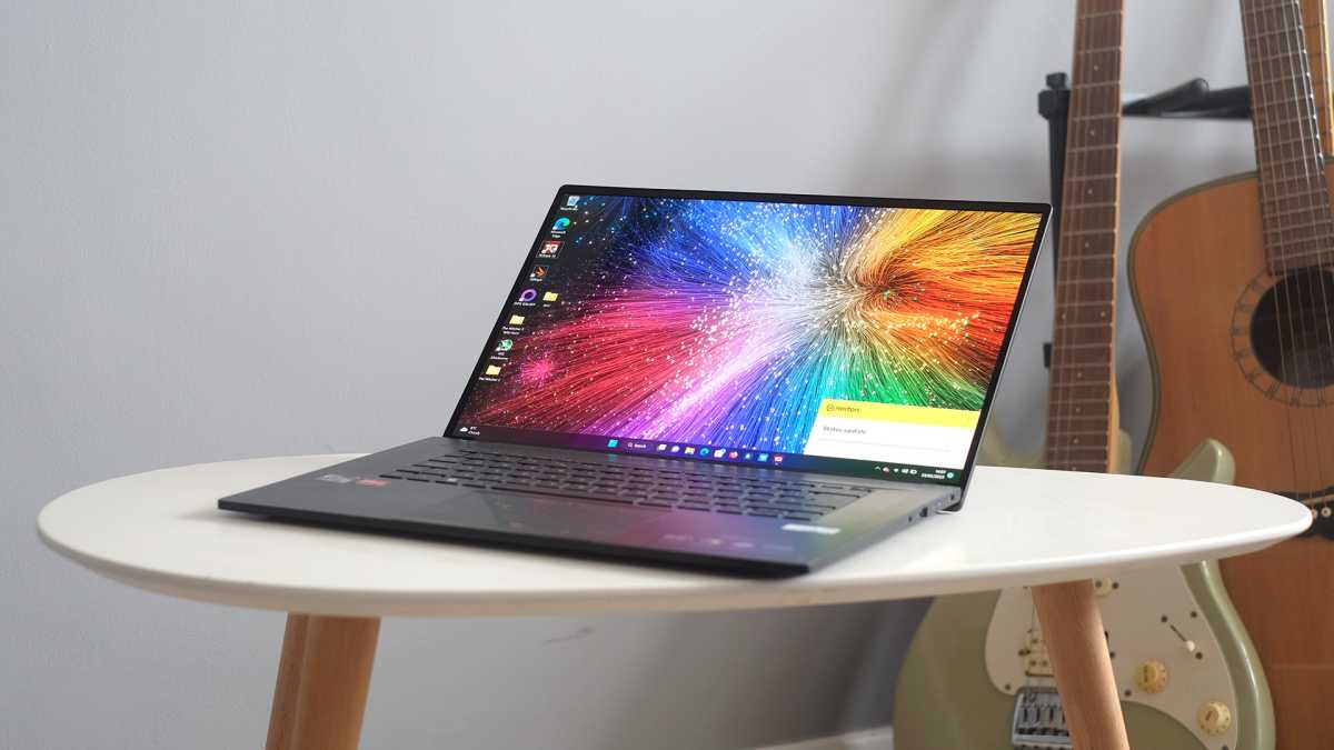 Acer Swift Edge en mesa con guitarras