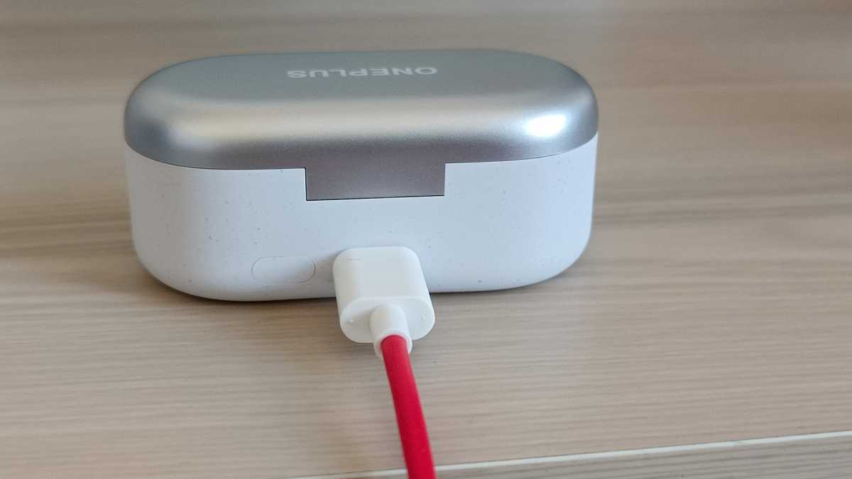 OnePlus Nord 2 Buds parte posterior de la carcasa con el cable USB-C enchufado