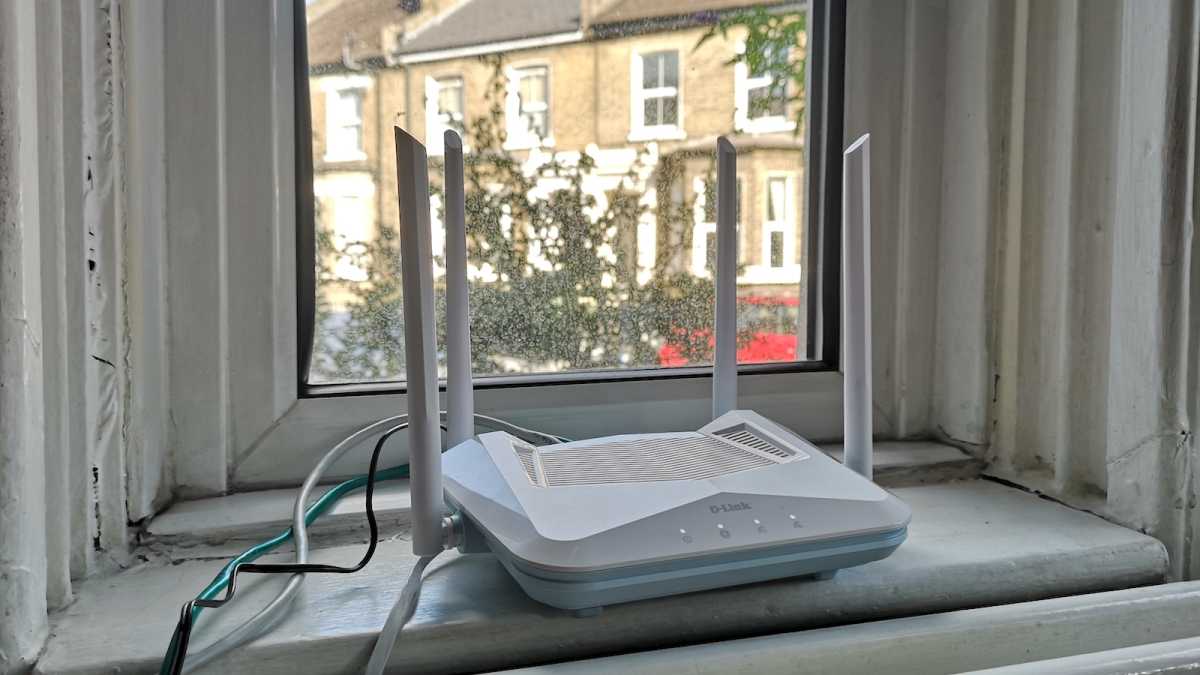 Router D-Link R15 conectado a la red, visto de frente