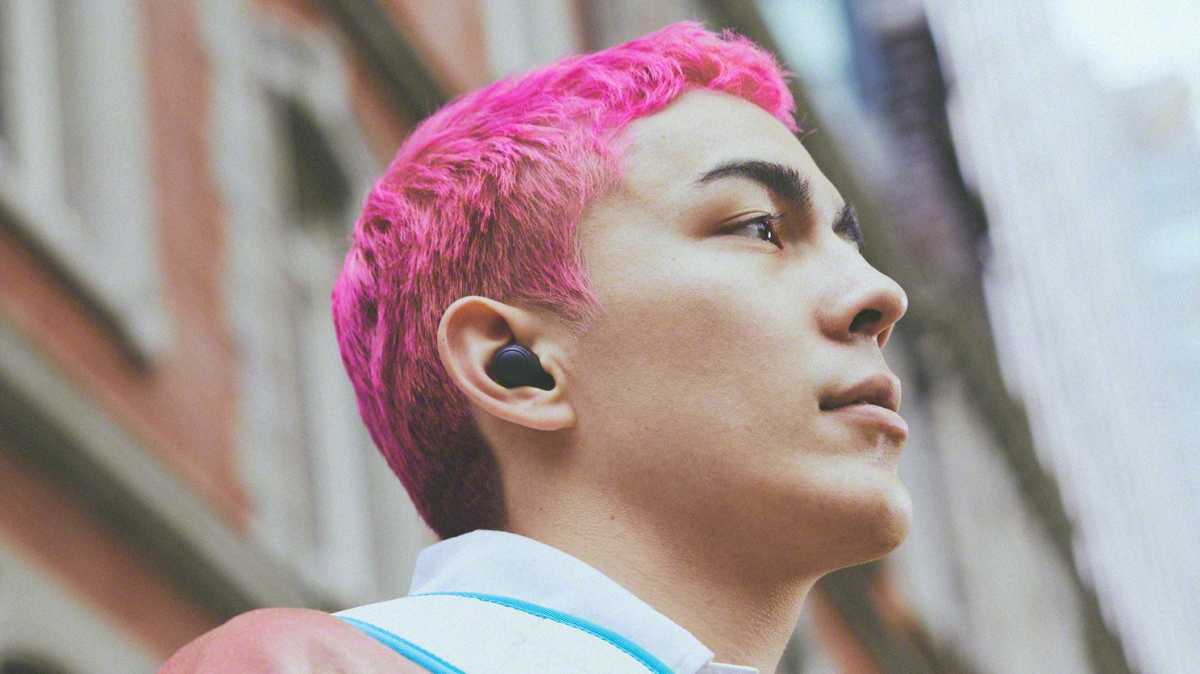 Persona con cabello rosado usando audífonos inalámbricos Sony Wf-C700N