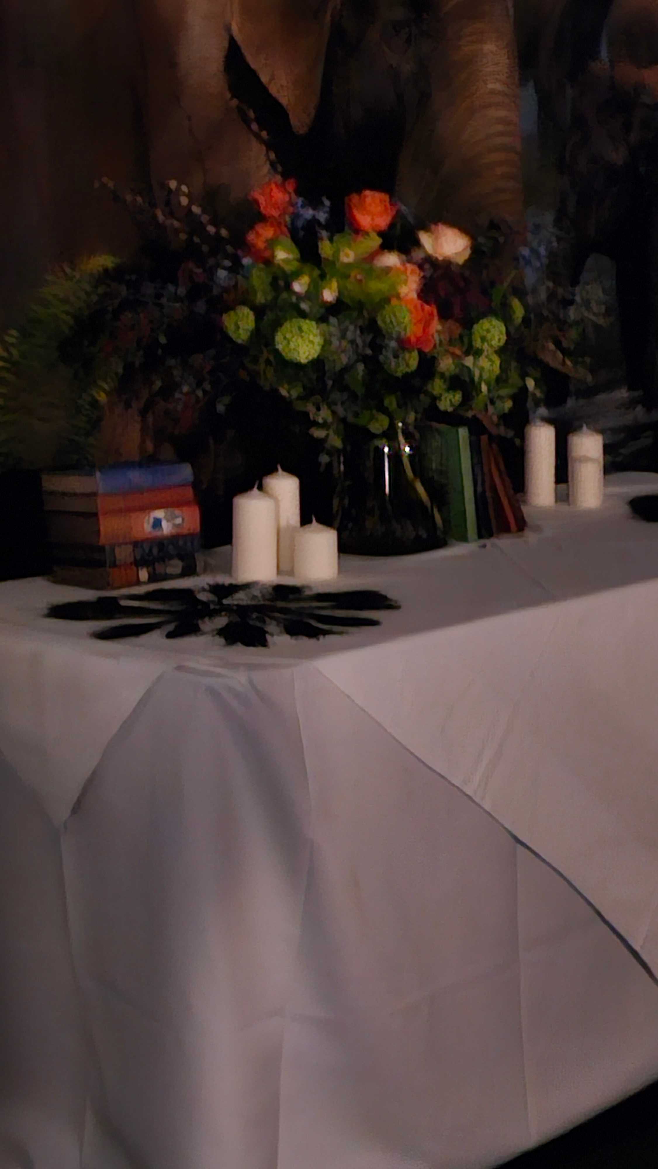 Flores ampliadas en una mesa
