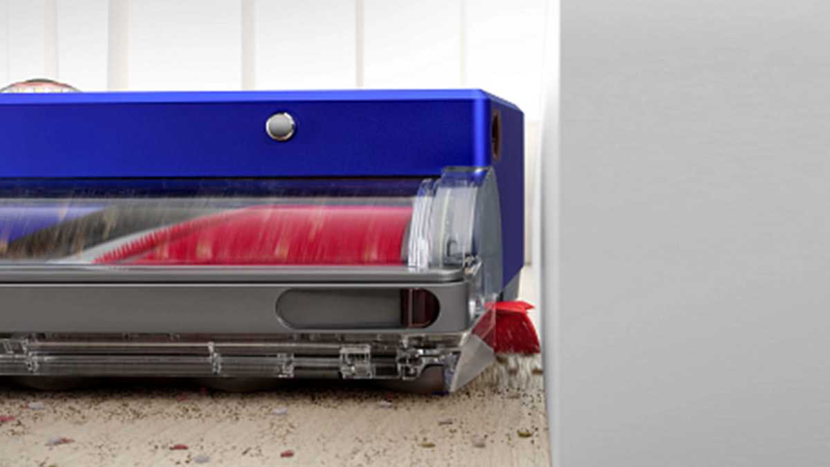 360 Vis Nav de Dyson limpiando hasta la pared