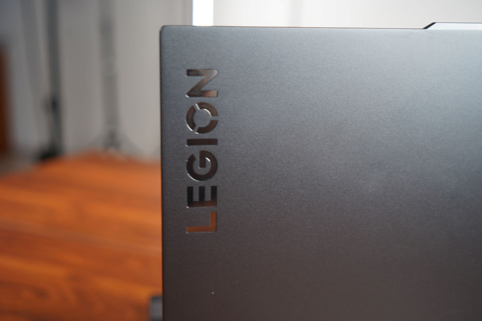 Review del portátil para juegos Lenovo Legion 5i Pro - Parte trasera del portátil