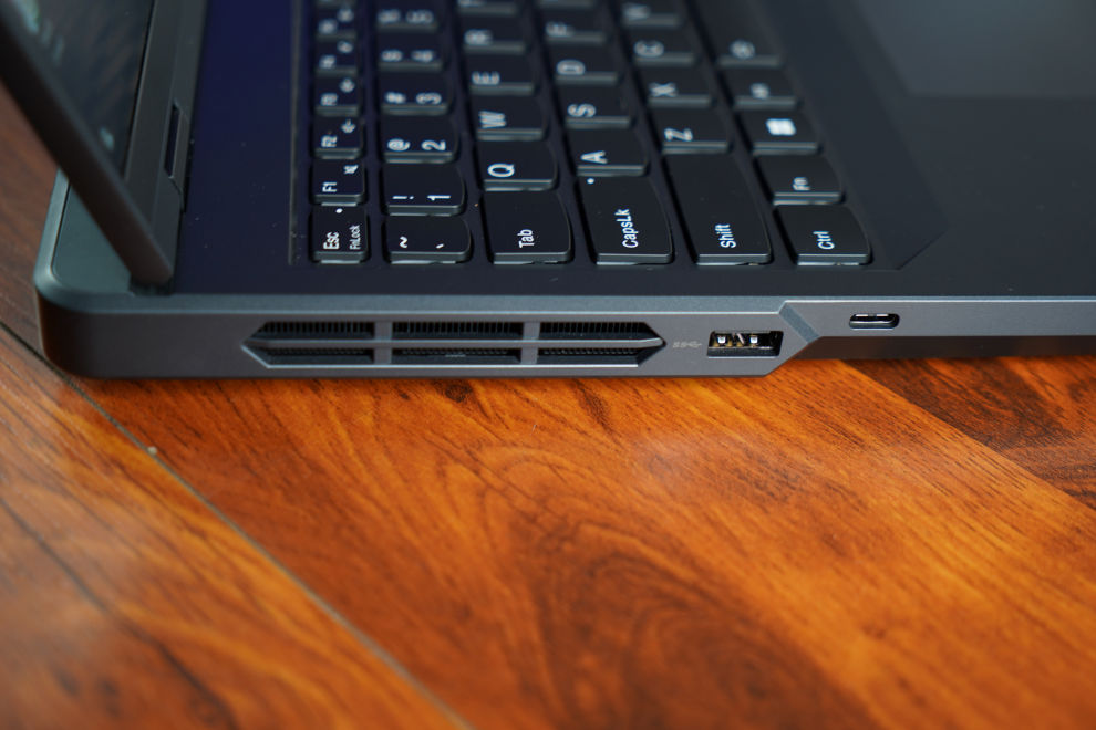 Review del portátil para juegos Lenovo Legion 5i Pro - Puertos de E/S lado izquierdo
