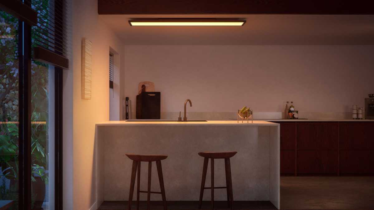 Panel de luz Philips Hue Aurelle en el techo de una cocina