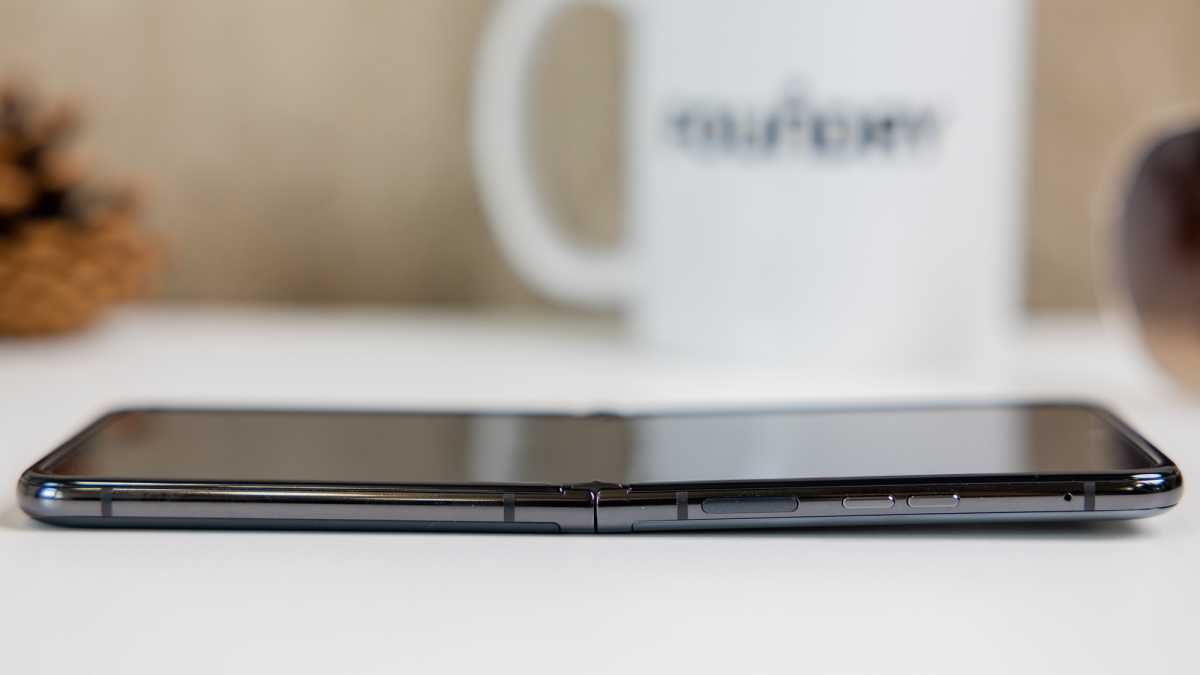 Motorola Razr 40 Ultra abierto sobre una superficie