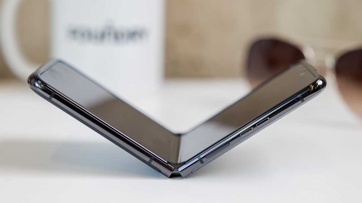 Motorola Razr 40 Ultra parcialmente abierto