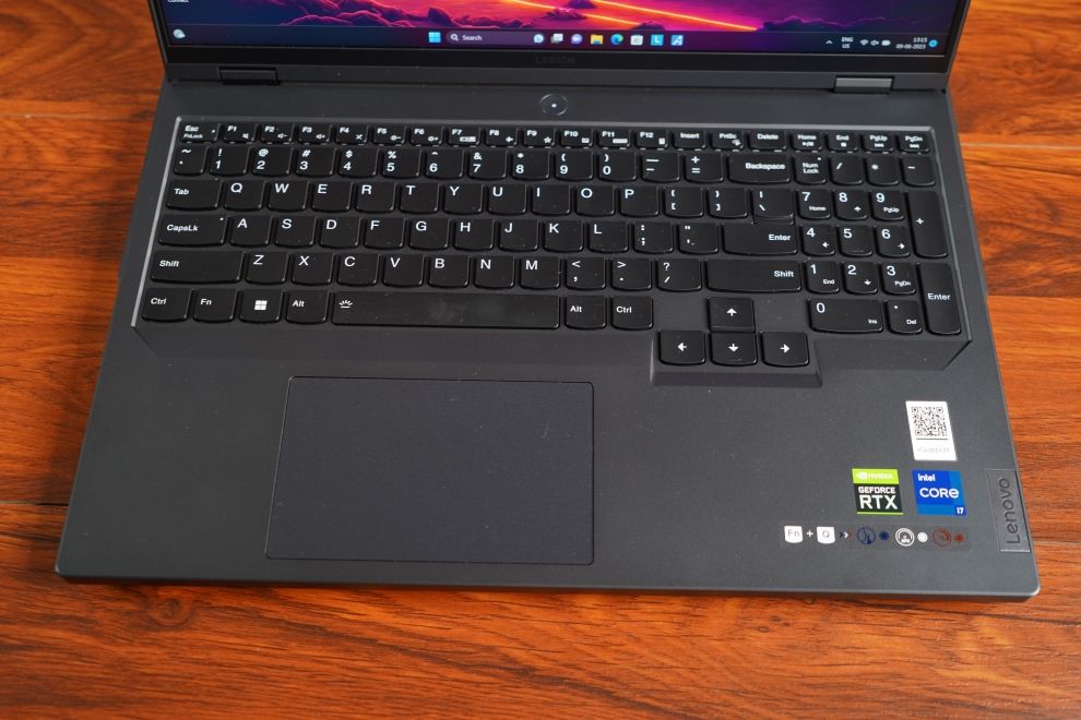 Review del portátil para juegos Lenovo Legion 5i Pro - Teclado y trackpad