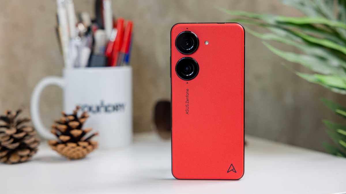 Asus Zenfone 10_atrás_de pie