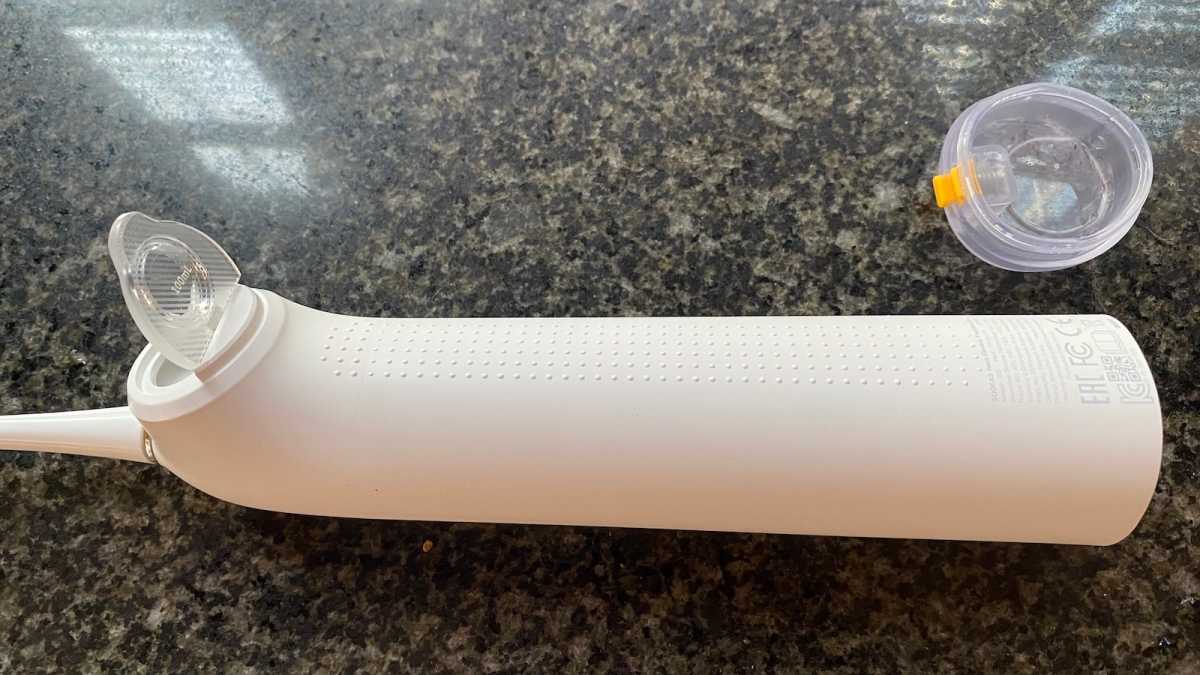 Depósito de agua Soocas Neos con tapa abierta