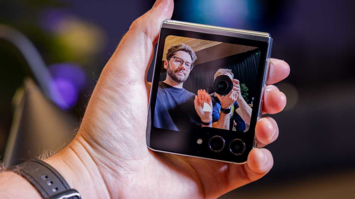 Galaxy Flip 5_selfie main camera