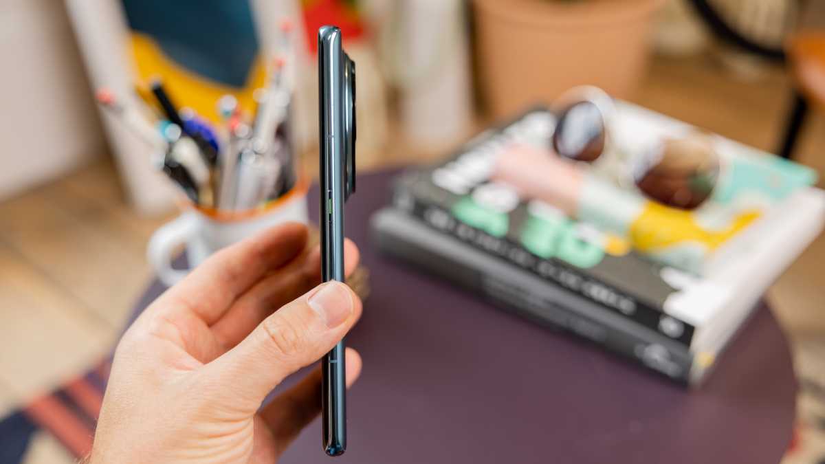 Oppo Find X6 Pro side