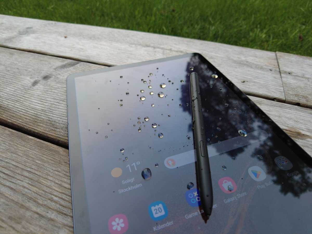 Vattendroppar på skärmen av Galaxy Tab S9. S-pen ligger ovanpå.