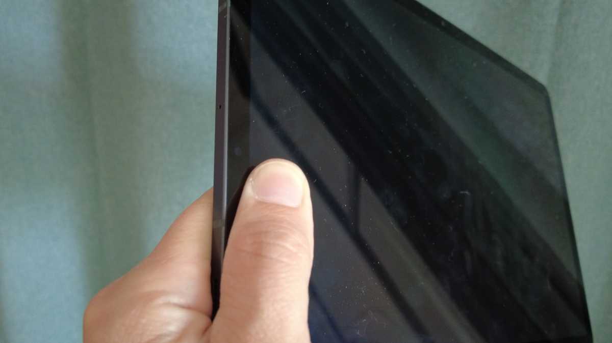 Hand håller i kanten på Tab S9.