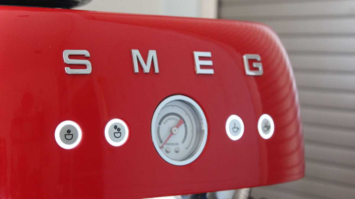 Close up of the Smeg EGF03 control panel