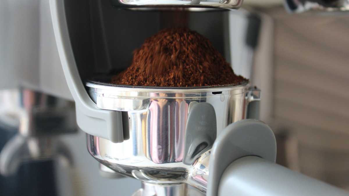 Smeg EGF03 dispensing ground coffee into the portafilter