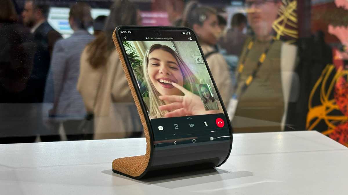 Motorola Adaptive Display Concept in stand mode