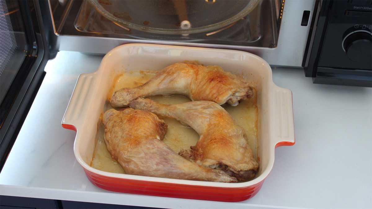 Pollo en una fuente delante del aparato