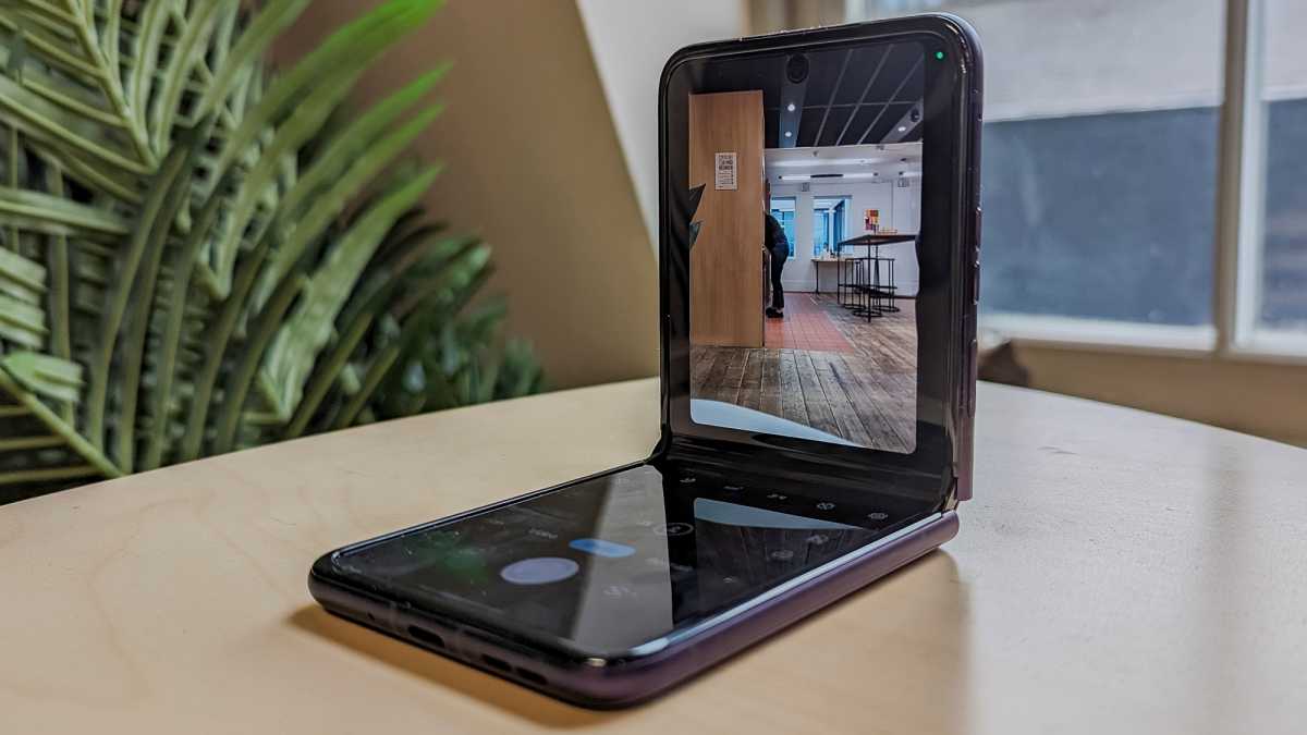 Motorola Razr 40 en un taburete