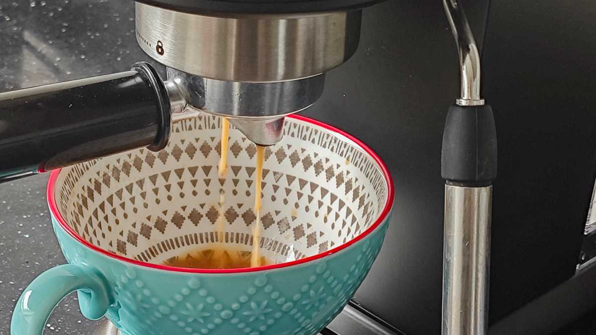 Cafetera Salter Espiritista preparando un espresso