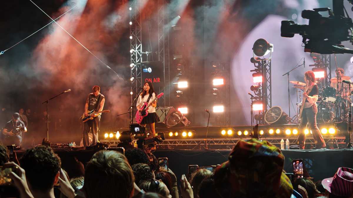 Beabadobee actuando en el Gran Fin de Semana de Radio 1