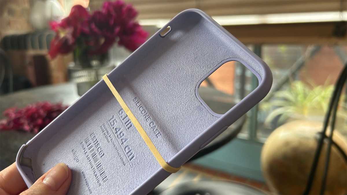 Una banda elástica alrededor de la funda de un teléfono.